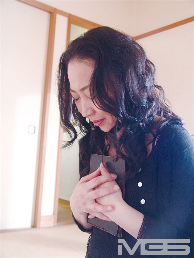 息子の肉棒に喰らいつく未亡人_0