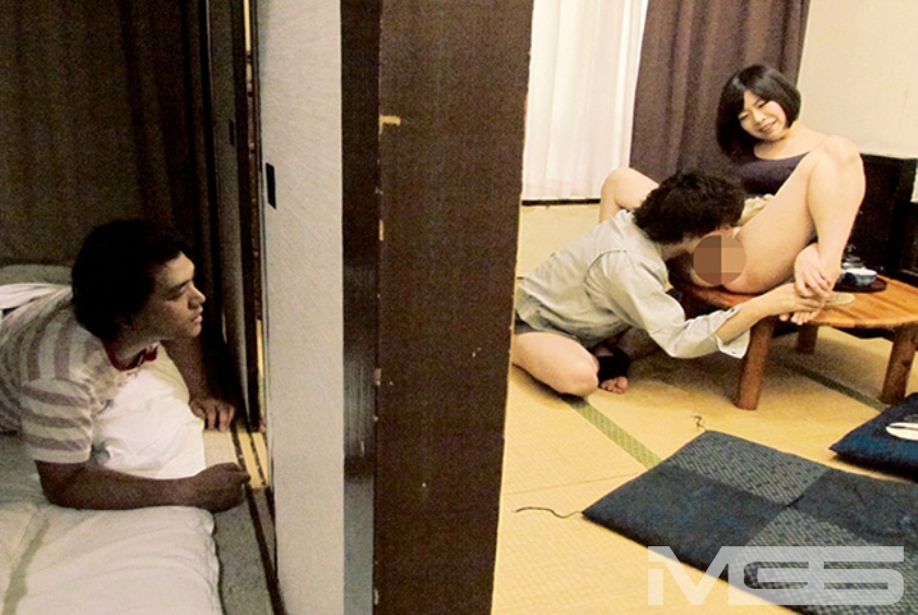 母さんがガテン系のお兄さんに駅弁セックスされてめっちゃ喜んでる！ 2_4