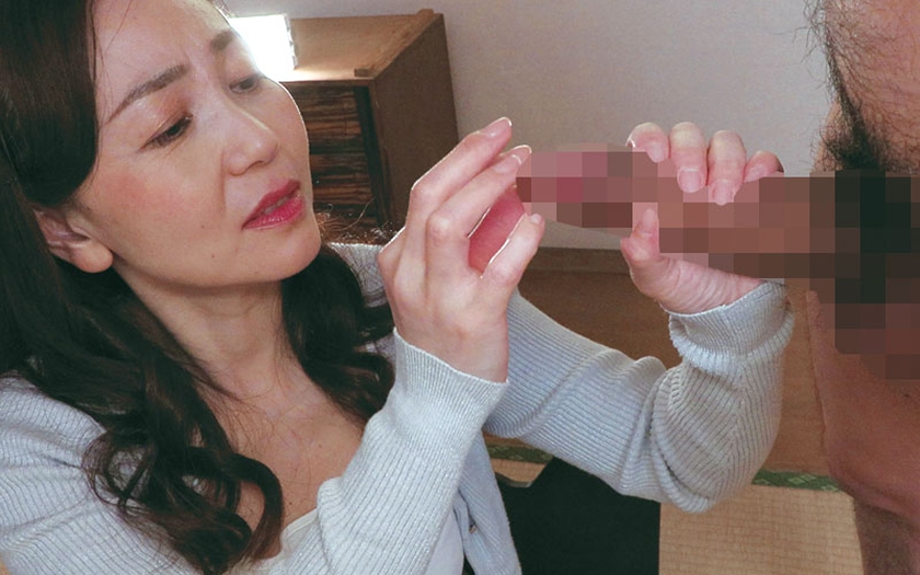 美熟女センズリ鑑賞会 見ているだけのはずが…興奮したオバサンがお掃除フェラからそのまま咥えて生ハメ中出し！2 祈山愛 美ノ辺さやか 栗山さつき 画像6