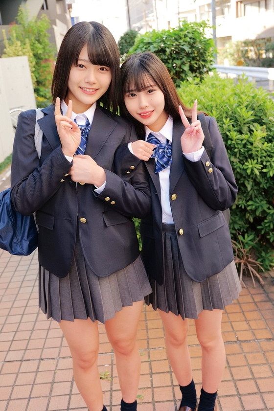 友達同士のカワイイ女子学生がM男くんをすんごい乳首責め！？ ゆの&ひなた ラブラブカップル同士が互いのパートナーを交換するスワッピングゲームに挑戦！！ りこ&まゆ 画像1