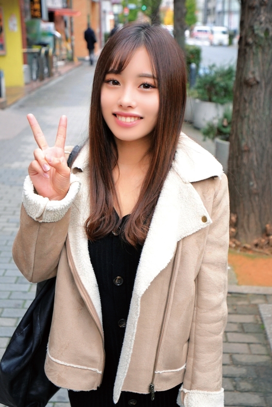 彼氏を喜ばせたい素人女子大生がメンズエステ密着マッサージ講習体験！？超照れながらオイルヌルヌル施術中…密着しすぎて勃起チ○ポがアソコを布越し2cm挿入！？そのまま彼に内緒で生ハメ中出し裏オプション こなつさん まいさん 画像3