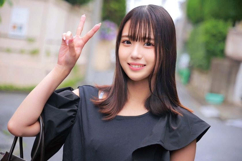 「卒業記念に残したいメモリアルヌードフォト」大学卒業間近の素人女子大生をナンパし、絶倫チ○ポ男と素肌密着撮影会で中出し検証！カチカチに反り返ったチ○ポがマ○コまで1cmに超接近して赤面発情！？そのまま中出し！！ まや さちか 画像1