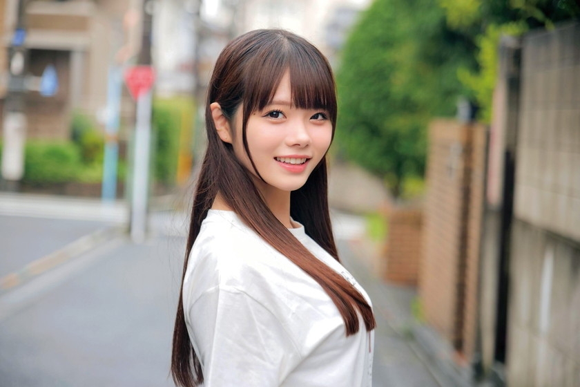 「卒業記念に残したいメモリアルヌードフォト」大学卒業間近の素人女子大生をナンパし、絶倫チ○ポ男と素肌密着撮影会で中出し検証!カチカチに反り返ったチ○ポがマ○コまで1cmに超接近して赤面発情!?そのまま中出し!! れい ひなの 画像1