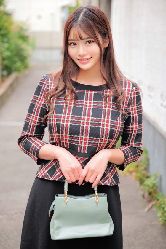 一流百貨店に勤務する清楚で品格漂う美容部員さんが童貞君とくちSEX！キス未経験男子に唇が素敵なキス好き女子がDキス、舌吸い、舌挿入、舌激ピストン！顔中よだれまみれで恍惚絶頂！下のお口も濡れ濡れになってま●こでも生中童貞筆おろし！！ ひとみさん まひるさん 画像1