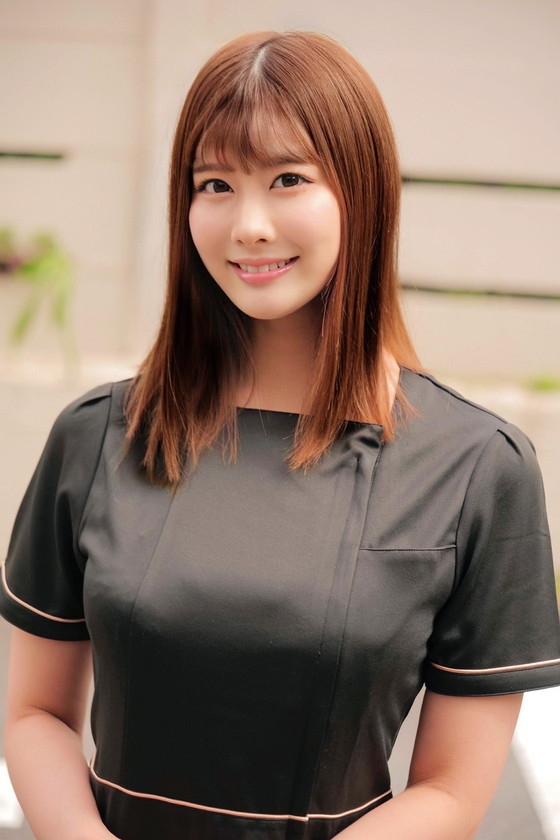 一流百貨店に勤務する清楚で品格漂う美容部員さんが童貞君とくちSEX!キス未経験男子に唇が素敵なキス好き女子がDキス、舌吸い、舌挿入、舌激ピストン!顔中よだれまみれで恍惚絶頂!下のお口も濡れ濡れになってま●こでも生中童貞筆おろし!! あゆみさん まゆみさん 画像1