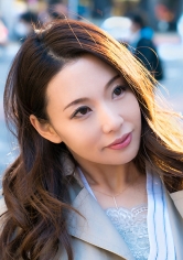 ミニスカにガーターストッキングというバブリー＆エロな雰囲気のお姉さん系熟女42歳、椎名さん。