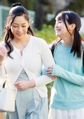 世田谷区に住むセレブな母娘が娘の家庭教師の色仕掛けにハマってしまう。巨乳でむっちり尻の美形な母ゆうこは興味旺盛でヤリたがりな娘あきは順番に入れて欲しくて尻と穴を振る