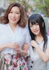 渋谷区に住むセレブな母娘が娘の家庭教師の色仕掛けにハマってしまう。夫との性的不和のストレスが溜まる母・沙千代は男と遊びたい盛りの娘・ゆかと若い家庭教師の悪巧みによって淫乱3Pを強要される！