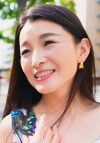 スーパーマーケット勤務のかおりさん51歳。買い物に行く時でもまぶしい白Tバックを履いているスタンバイOKおばさんです！