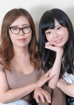 まだ性欲の納まりきらない現役母と自称処女の美少女！ユー○ューバーに扮したディレクタは親子丼に持ち込めるか！？