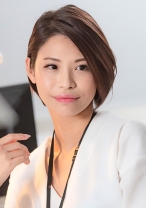 北川 薫。アミューズメント・レジャー事業部勤務。へッドハンティングで途中入社してきた。新人だがデキル女。