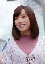 浮気相手がいるという性欲現役の55歳美魔女みかさん！！観たら絶対に損しないハイクオリティ素人熟女のSEX！！ナンパ師が後ろに回り込んで抱え込みM字開脚からのクリ電マ！感じまくって脚がパタパタ開きアナルがひくひくする卑猥映像！！