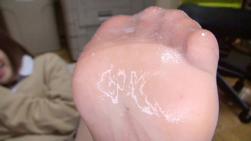 神パンスト 麻里梨夏 制服美少女の美脚を包んだ生ナマしいパンストを完全着衣でムレた足裏からつま先を味わい尽くす！顔騎や足コキ、時には中出し時にはお尻にコスってぶっかけとやりたい放題！発情させられた女の変態絶頂プレイを楽しむフェチAV_9