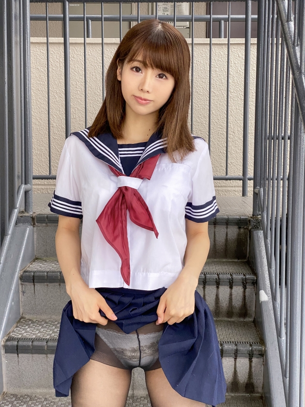 神パンスト 加藤いおり 制服美少女の美脚を包んだ生ナマしいパンストを完全着衣でムレた足裏からつま先を味わい尽くす！時には顔騎や足コキ、時にはお尻にコスってぶっかけとやりたい放題！発情させられた女の変態絶頂プレイを楽しむフェチAV_1