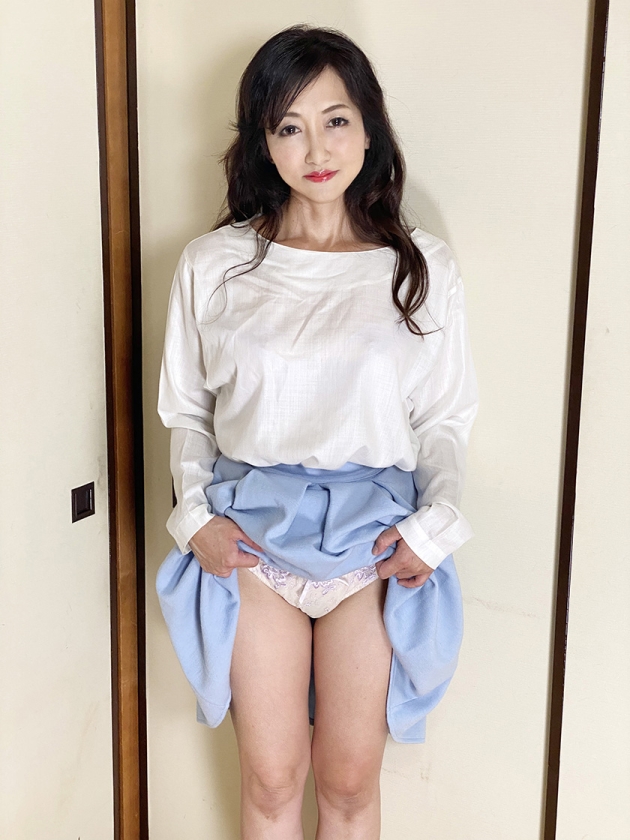 神熟女 ご無沙汰四十路 りょう 四十歳 夫や子供に内緒のHなアルバイト最後のSEXは数年前。欲求不満爆発寸前の人妻熟女の身体は超絶敏感仕上がり！！もはやセカンド処女のおま○こに生ハメ中出しで歓喜のエクスタシー！！ 福富りょう_1