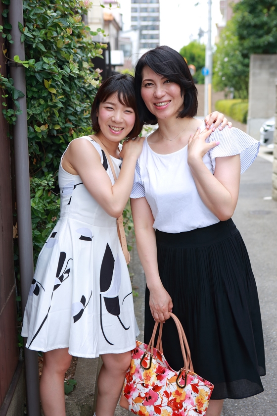 美人母娘の家に泊まりに行こう～出来れば二人とも挿れたい_1