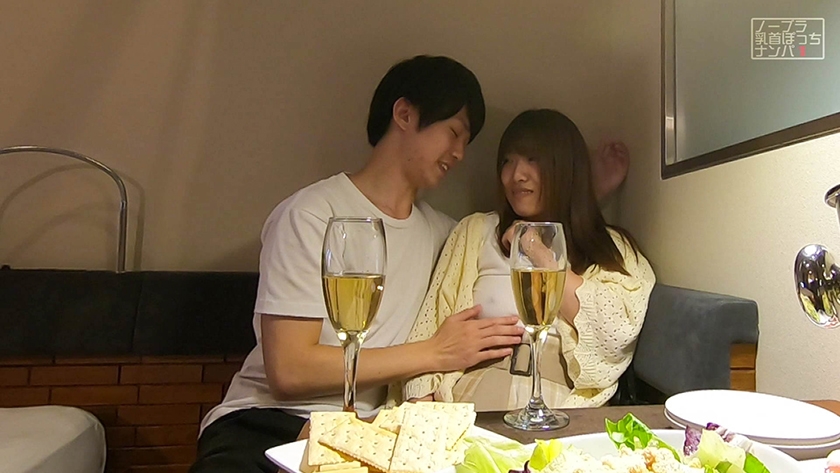 街で見かけたノーブラ乳首ぽっち娘をナンパ_7