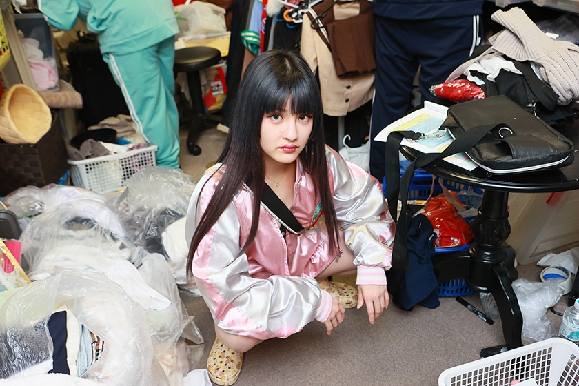 ヤンキー娘がAV業界に殴り込み!?激マブ新人ADは入社早々マ●コ暴走!男優のチンポで性欲発散! 画像1