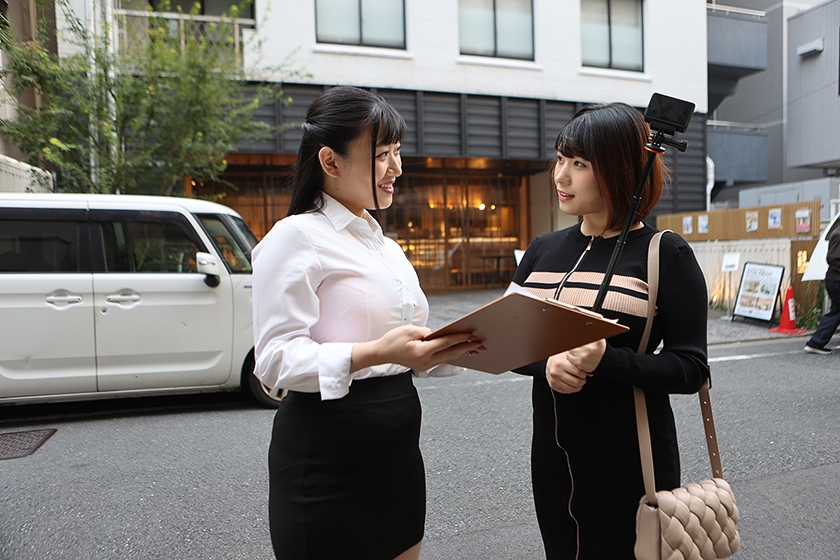 街で発見した素人娘の弾ける爆乳オイルまみれ！性感マッサージからにゅるりとチンコ挿入！？ 画像2