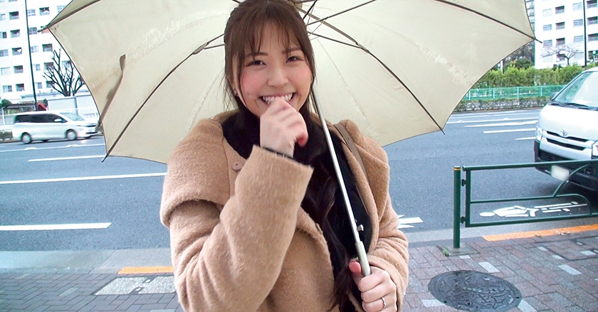 街角で結婚2年目の笑顔が素敵な巨乳奥さんにインタビューと偽り事務所に連れ込んで仕掛けたエロトラップでメ~ロメロにして中出し性交! りなさん27歳_0