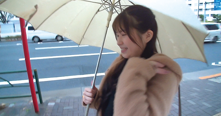 街角で結婚2年目の笑顔が素敵な巨乳奥さんにインタビューと偽り事務所に連れ込んで仕掛けたエロトラップでメ~ロメロにして中出し性交! りなさん27歳_2