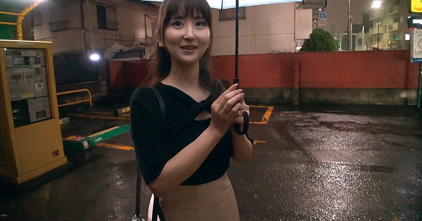 街角でスレンダーで目が大きくて可愛い奥さんにインタビューと偽り事務所に連れ込んで仕掛けたエロトラップでメ~ロメロにして中出し性交! のどかさん30歳_1