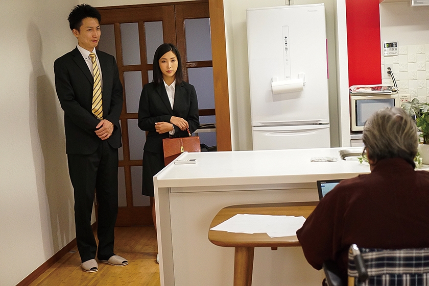 初老の小説家に飼われた女編集者 水川スミレ_0