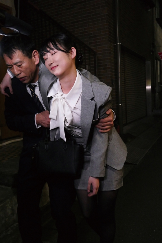 飲みすぎたフリしてデカチン上司を誘惑する淫乱女子社員 雪代美鳳 画像1