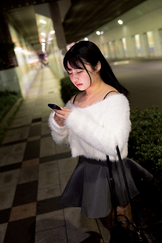 立ちんぼ巨乳女子 夜に立つ理由を密着取材! 尾崎みのり 画像1
