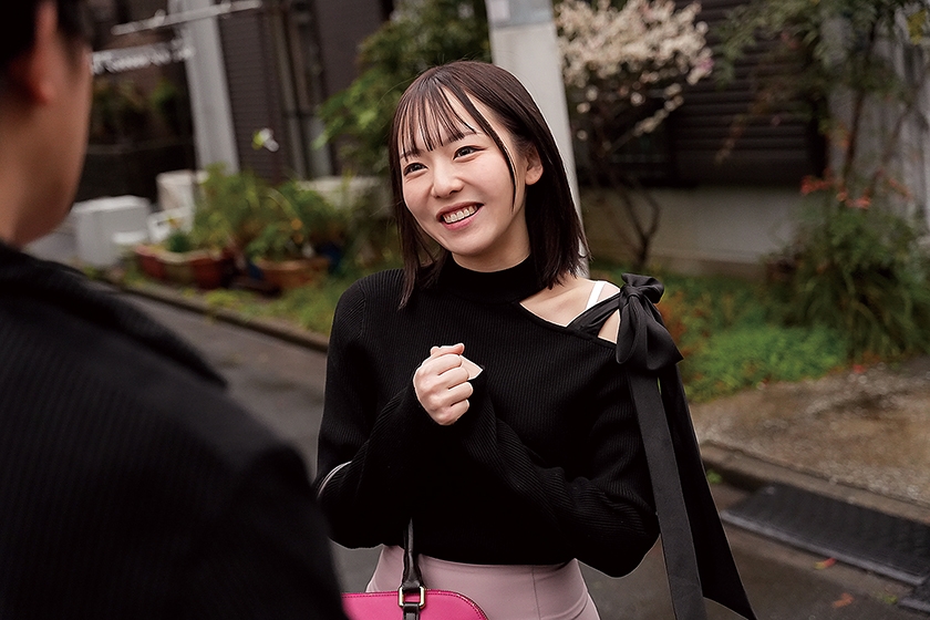 十年ぶりに再会した清楚だった同級生は色気漂う淫乱女に変貌していた! 西元めいさ 画像1