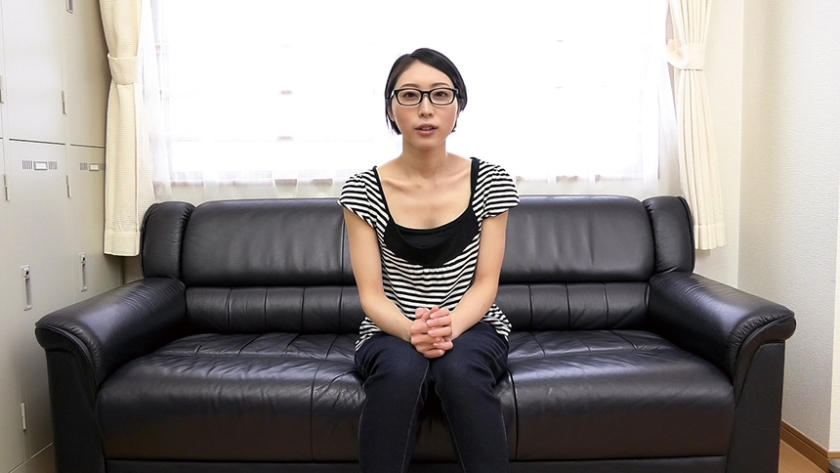 給食センターで働く地味で平凡な極細くびれのメガネ奥さん 沙原さん29歳_0