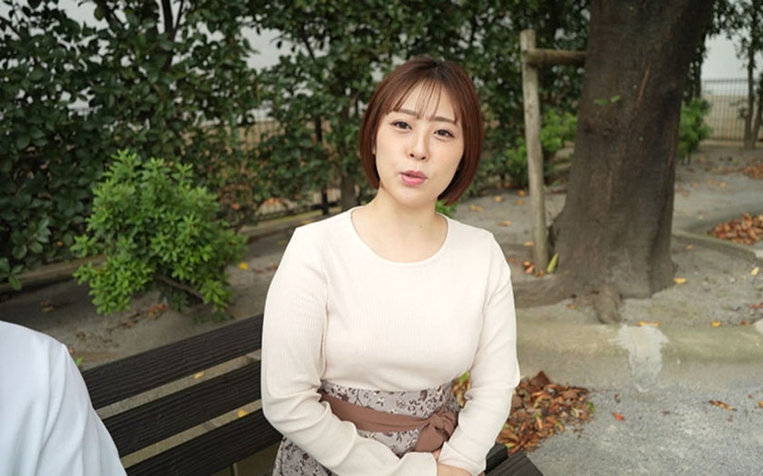 新B級素人初撮り 124 「あなた、ゴメンなさい。」優里さん 28歳 某大手衣料メーカー勤務 人妻 ケツが卑猥です 美白ボディ「身体褒められると嬉しい！」「中も外も同時にされるの好きです」「色々注文し過ぎですよね(汗)」 三ツ谷優里 画像1