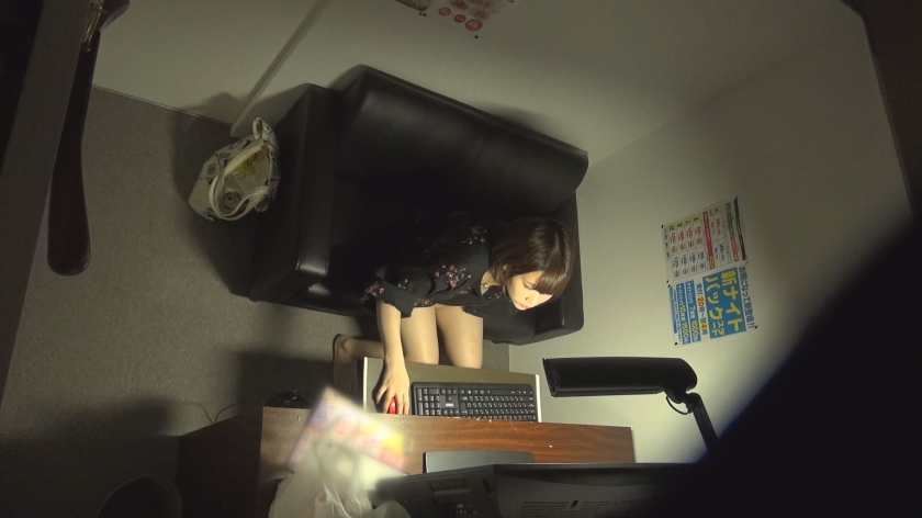 ネットカフェ盗撮 溢れ出る声を押し殺しオナニーに没頭する女達_2