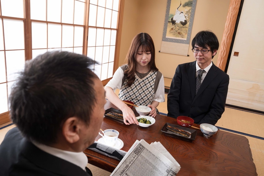 旦那とは比べ物にならない硬くて大きな義父の絶倫チ○ポに堕ちた嫁 有岡みう 画像3