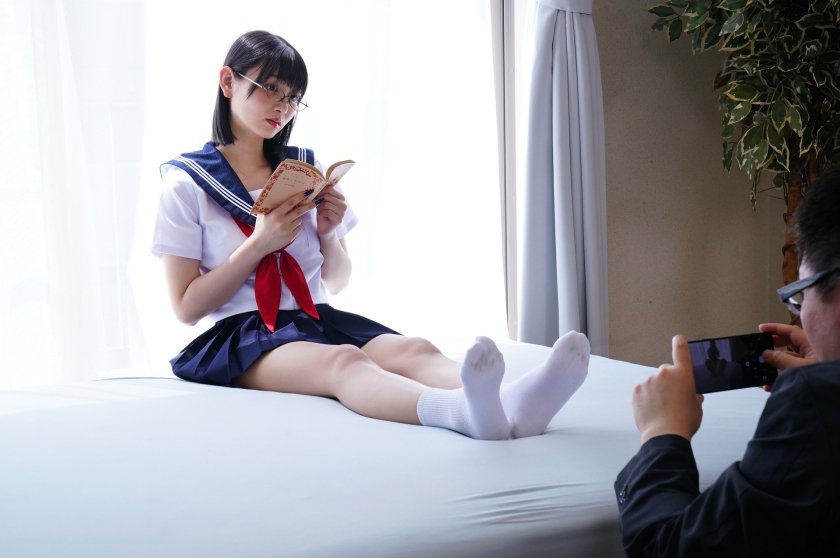 美女の足裏をふやけるまで舐めたい! 静河 画像1