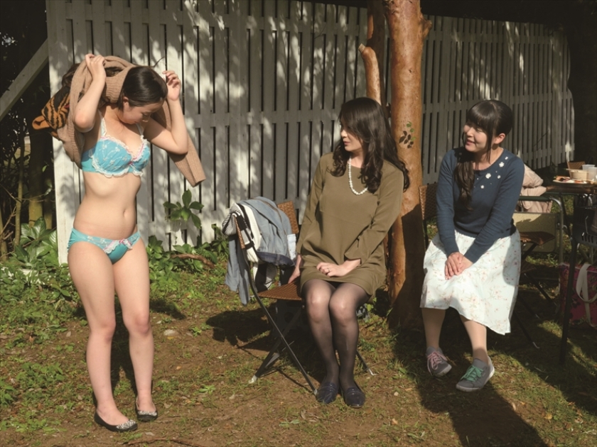 婦人会のBBQ大会で全裸羞恥芸をさせられていた僕の妻 玉木くるみ 京野美麗 戸田ゆりあ_1