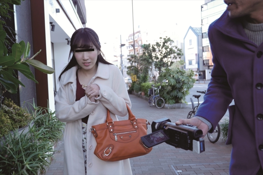 街で声をかけた心優しい巨乳お姉さんがおっぱいにチョコを塗って食べさせてくれてそのまま赤面筆おろし！_11