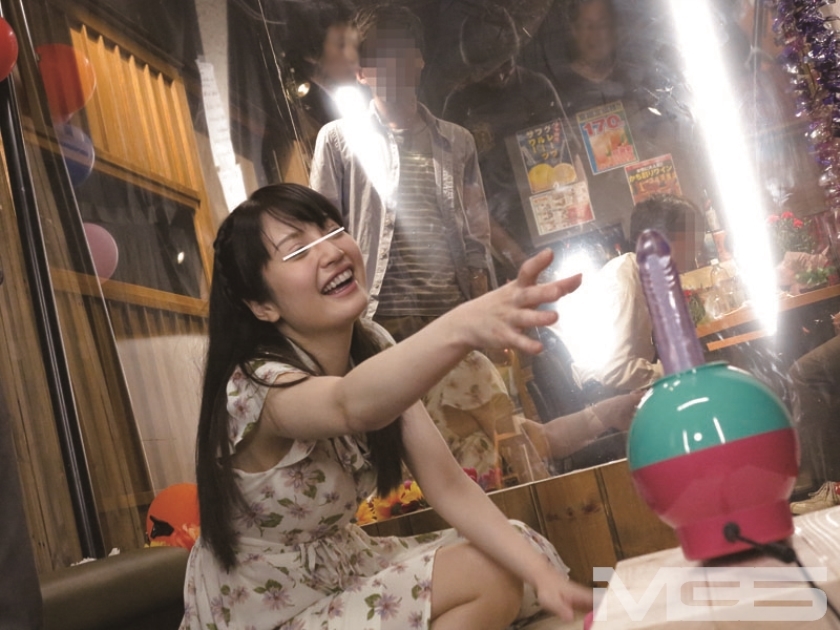 羞恥！彼氏連れ素人娘をマシンバイブでこっそり攻めまくれ！ 素人VSマシンバイブ 激安居酒屋にマジックミラー特設スタジオを設置 過去36人のアクメ娘を完全収録、そして新たに厳選美少女を4人撮り下ろした25SEX！8時間スペシャル！_12