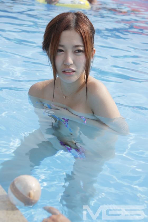 恥女！Vol.15 ビキニが溶けるリゾートプール！トロピカル羞恥全裸露出！2013年・夏！過去69人の羞恥娘を完全収録！そして新たに厳選ナイスボディ娘を3人完全撮り下ろし8時間SPECIAL！_10