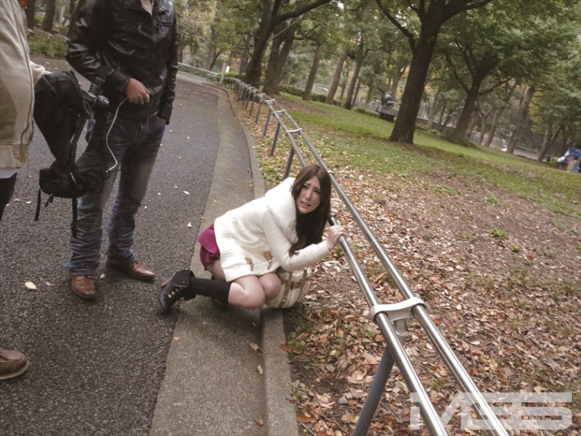 羞恥！野外腰砕け！激ヤバ・ビッグバンローターをマ○コに入れて潮吹きアクメデート！ 7_1