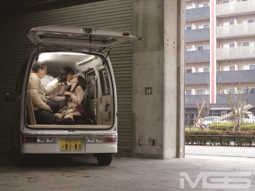 羞恥！野外腰砕け！激ヤバ・ビッグバンローターをマ○コに入れて潮吹きアクメデート！ 7_4