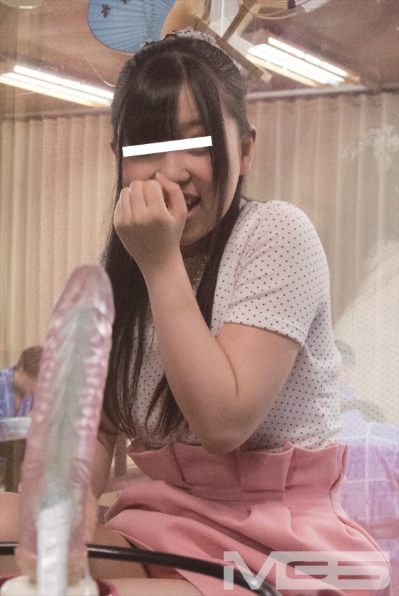 羞恥!彼氏連れ素人娘をマシンバイブでこっそり攻めまくれ!8 素人VSマシンバイブ 宴会場にマジックミラー特設スタジオを設置 番外編・温泉宿編 画像2