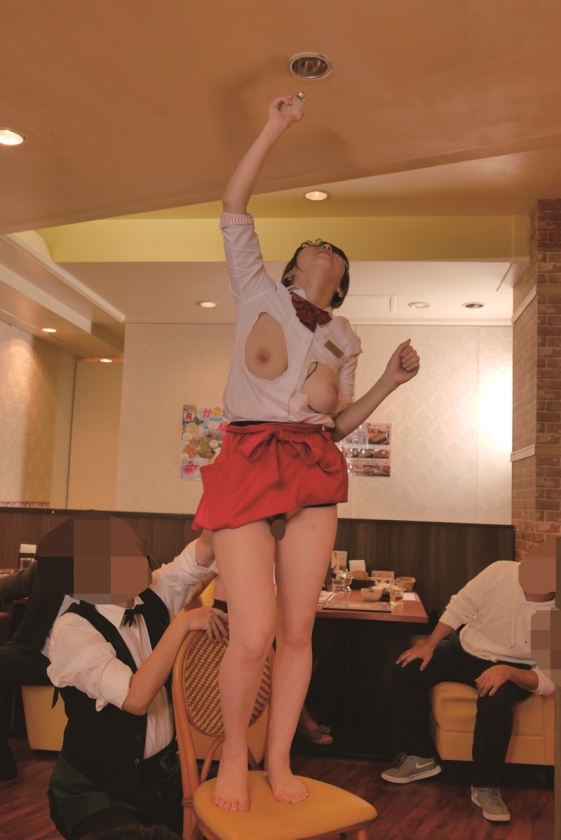 羞恥！エプロンの下はノーパンノーブラ 私、逃げ出したいくらい恥ずかしい格好でファミレスで働かされています･･･ 3_11