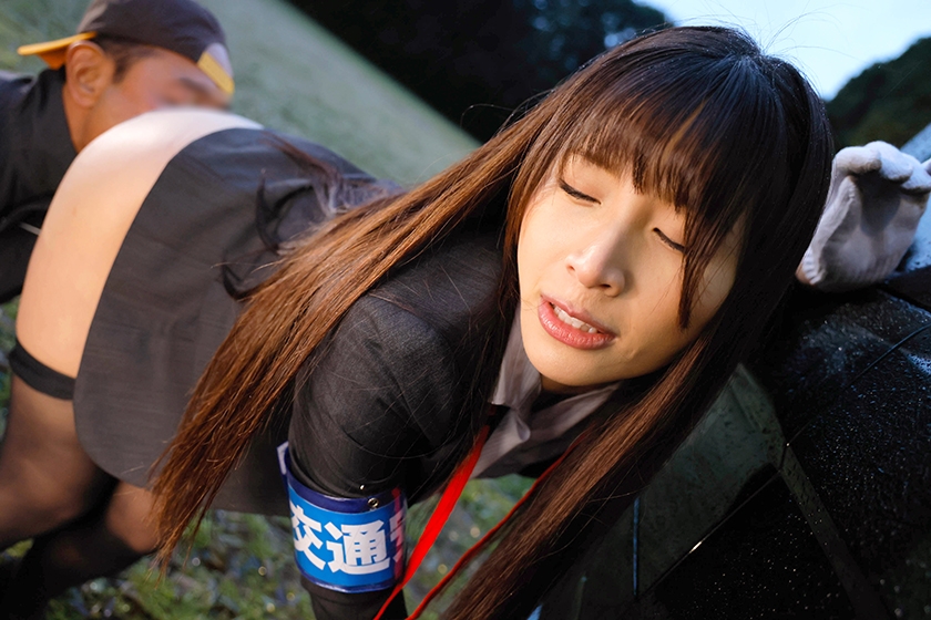 じいじ殺到!免許を返還したご褒美に青空SEX特典!村役場の黒パンスト事務員と潮吹きラストドライブ! 南條彩 画像6