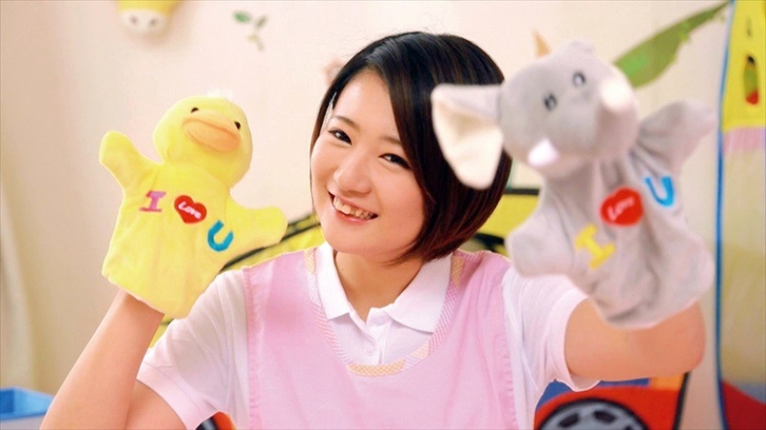 発掘！区立第●保育園パパ人気No.1のドM保育士をAVデビューさせちゃいました_9