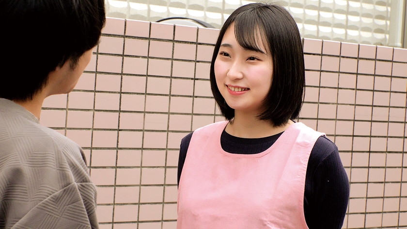 現役保育士さんが童貞君に母性溢れるご奉仕フェラ&ふんわりおっぱいでの授乳手コキ！裸エプロン姿で生チン挿入で筆おろしセックス！何度も気持ちよくしてくれる天使にたっぷり連続中出し！！ 画像1