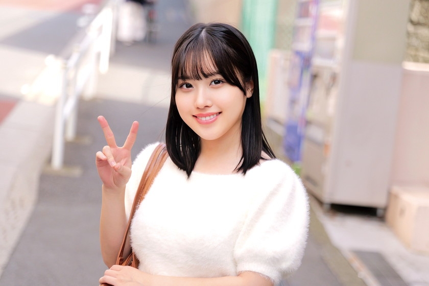 10代限定!素人女子大生 生まれて初めての恥じらい素股体験!クリトリスが勃起チ○ポと擦れ合って我慢できずにヌルっと生挿入!そのままうぶオマ○コに生中出し! 3 画像1