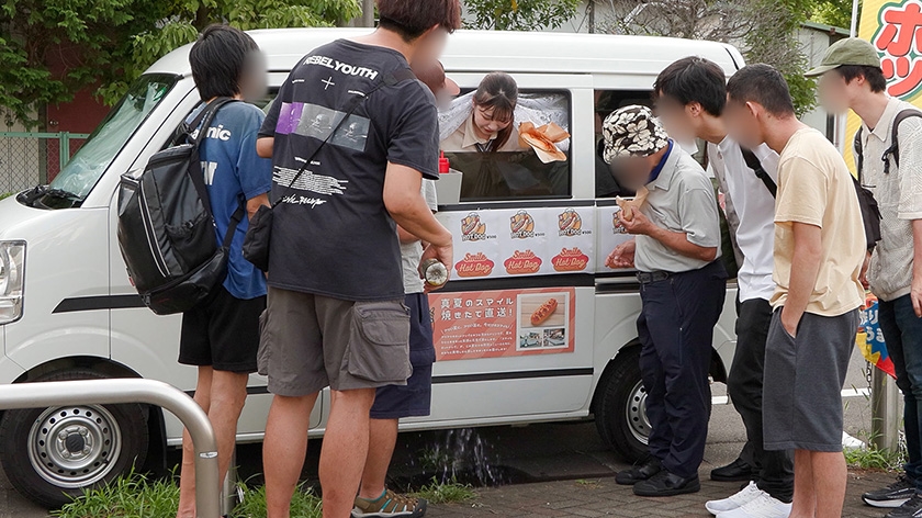 人気 AV 女優が挑戦！イカサレ屋台の中で 潮吹きながらホットドッグ売ってください！ 逢月ひまり 小坂ひまり 画像15