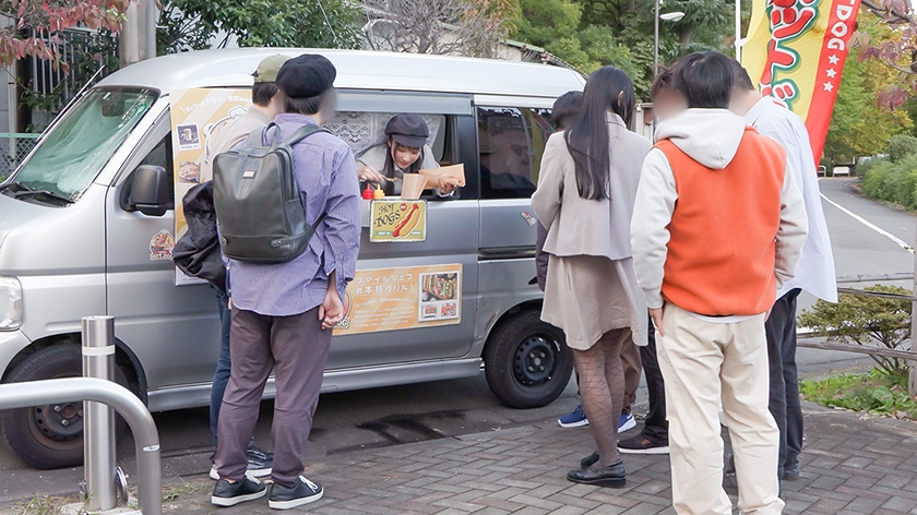 人気 AV 女優が挑戦!イカサレ屋台の中で 潮吹きながらホットドッグ売ってください! 小野坂ゆいか 望月つぼみ 画像6
