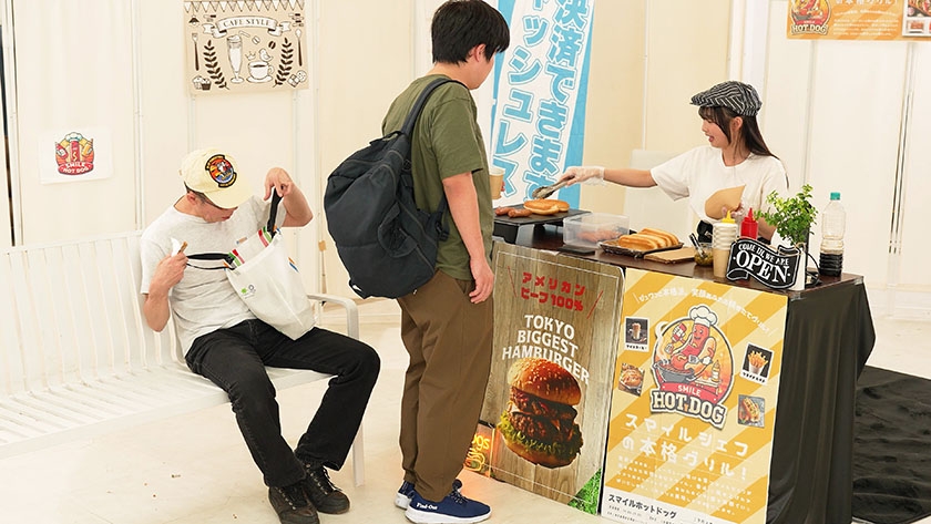 【配信限定】人気 AV 女優が挑戦!商業スペースでイカサレホットドッグ販売! 小野坂ゆいか 望月つぼみ 画像13
